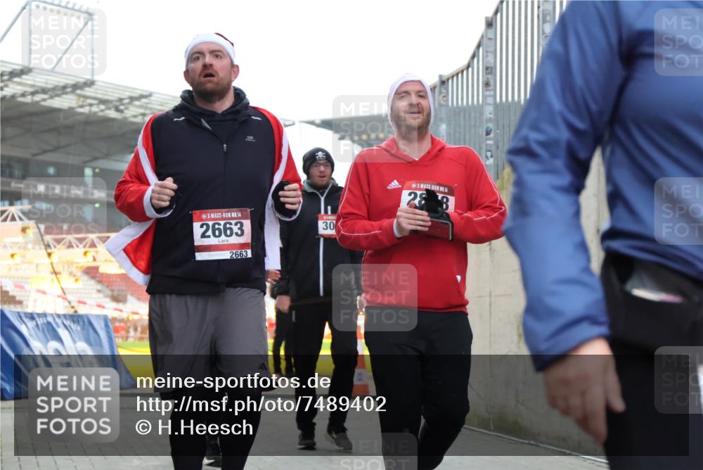 08.12.2024 - St. Pauli X-Mass-Run No. 14 H.Heesch http://msf.ph/oto/7489402 08.12.2024 10:04:00 Ziel 1912, 1949, 2093, 2098, 2663, 3070, 3072, 3260, 330, 624, 1678, 2093, 2094, 2098, 2663, 2759, 2848, 2955, 3062, 3063 meine-sportfotos.de