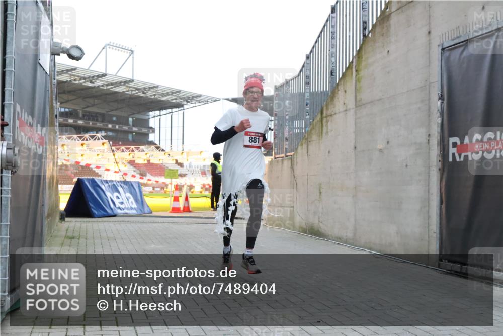 08.12.2024 - St. Pauli X-Mass-Run No. 14 H.Heesch http://msf.ph/oto/7489404 08.12.2024 09:55:27 Ziel 341, 881, 881, 907 meine-sportfotos.de