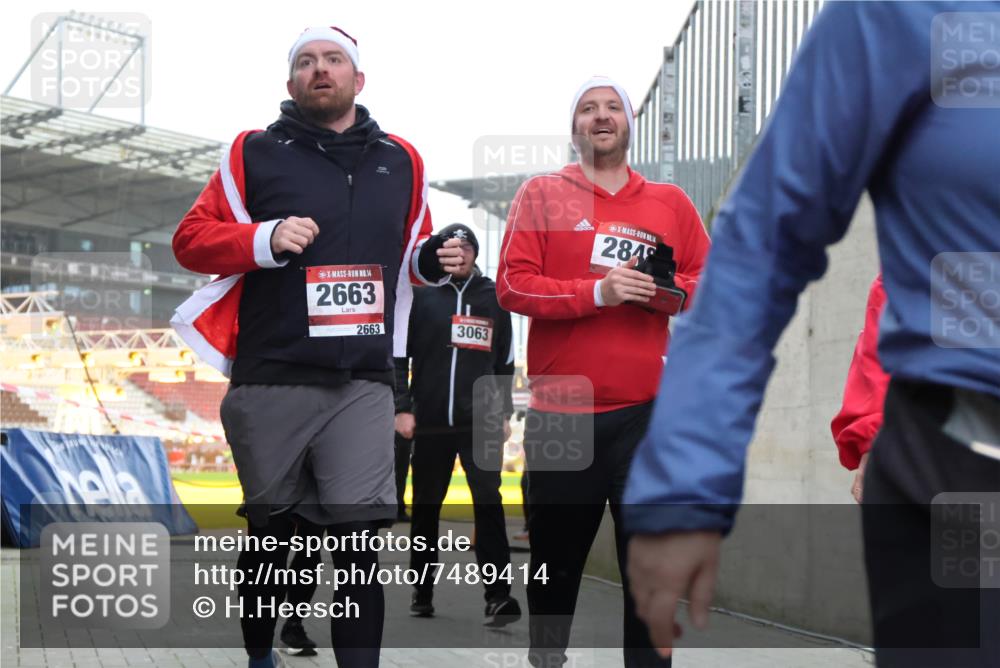 08.12.2024 - St. Pauli X-Mass-Run No. 14 H.Heesch http://msf.ph/oto/7489414 08.12.2024 10:04:00 Ziel 1912, 1949, 2093, 2098, 2663, 3070, 3072, 3260, 330, 624, 1678, 2093, 2094, 2098, 2663, 2759, 2848, 2955, 3062, 3063 meine-sportfotos.de
