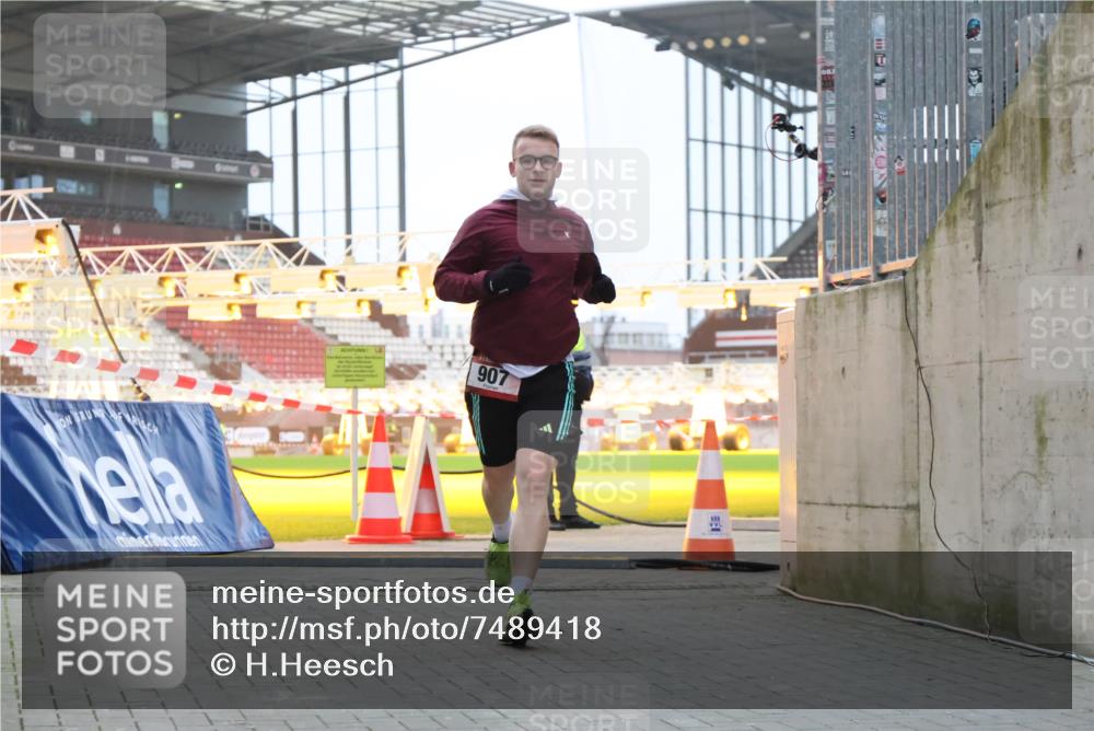 08.12.2024 - St. Pauli X-Mass-Run No. 14 H.Heesch http://msf.ph/oto/7489418 08.12.2024 09:55:29 Ziel 341, 881, 881, 907 meine-sportfotos.de