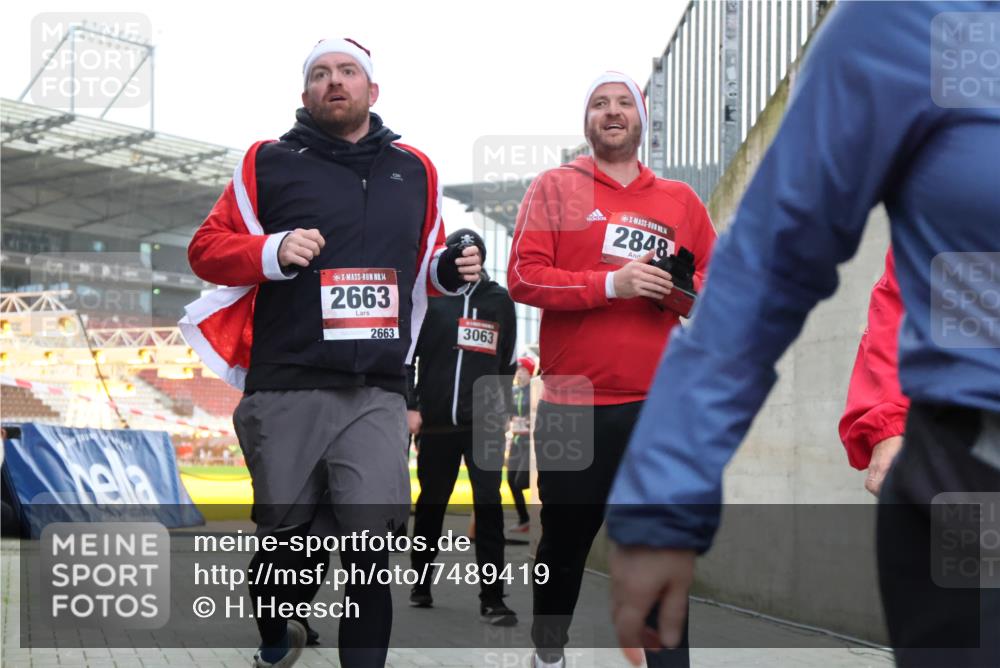 08.12.2024 - St. Pauli X-Mass-Run No. 14 H.Heesch http://msf.ph/oto/7489419 08.12.2024 10:04:00 Ziel 1912, 1949, 2093, 2098, 2663, 3070, 3072, 3260, 330, 624, 1678, 2093, 2094, 2098, 2663, 2759, 2848, 2955, 3062, 3063 meine-sportfotos.de