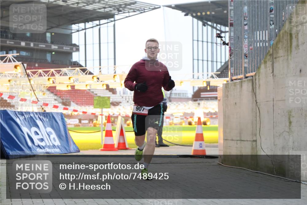 08.12.2024 - St. Pauli X-Mass-Run No. 14 H.Heesch http://msf.ph/oto/7489425 08.12.2024 09:55:30 Ziel 881, 907 meine-sportfotos.de