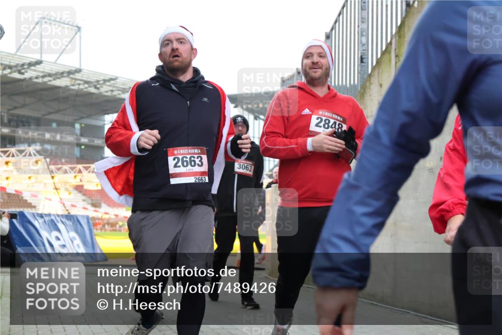 08.12.2024 - St. Pauli X-Mass-Run No. 14 H.Heesch http://msf.ph/oto/7489426 08.12.2024 10:04:00 Ziel 1912, 1949, 2093, 2098, 2663, 3070, 3072, 3260, 330, 624, 1678, 2093, 2094, 2098, 2663, 2759, 2848, 2955, 3062, 3063 meine-sportfotos.de