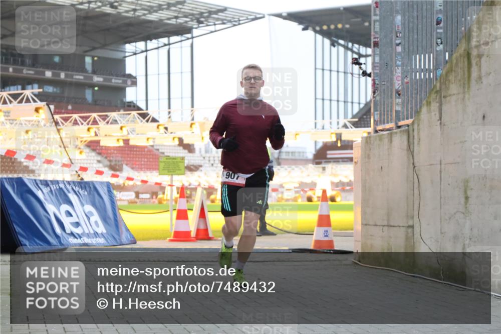 08.12.2024 - St. Pauli X-Mass-Run No. 14 H.Heesch http://msf.ph/oto/7489432 08.12.2024 09:55:30 Ziel 881, 907 meine-sportfotos.de