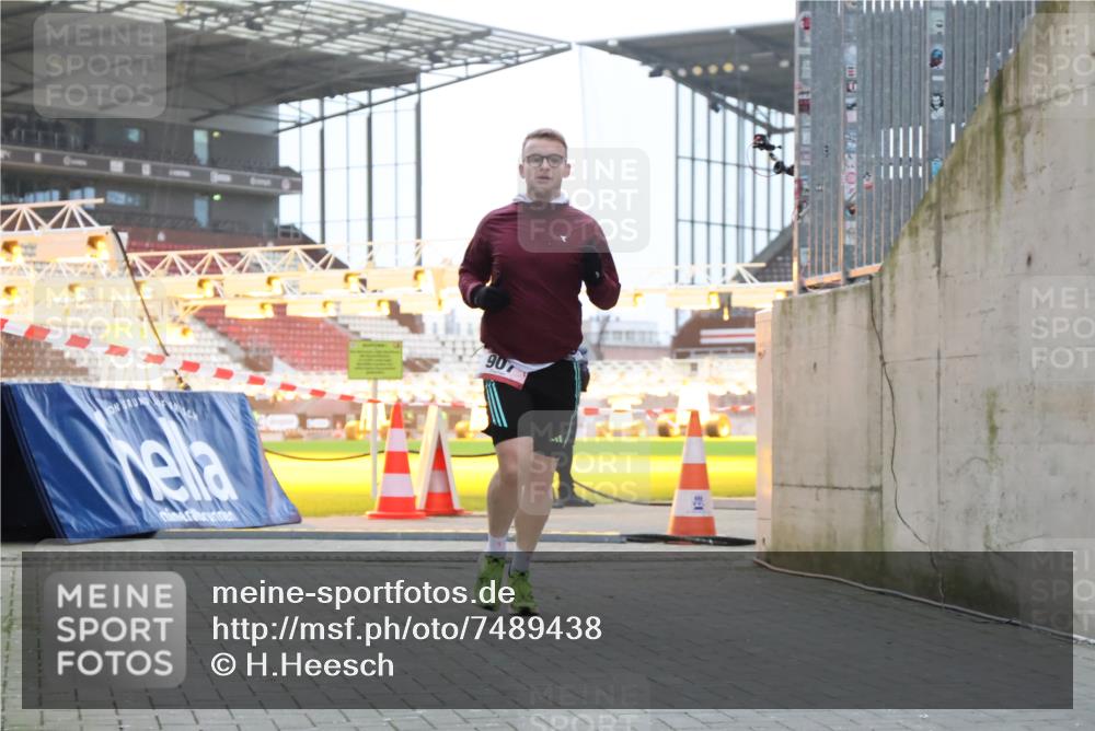 08.12.2024 - St. Pauli X-Mass-Run No. 14 H.Heesch http://msf.ph/oto/7489438 08.12.2024 09:55:30 Ziel 881, 907 meine-sportfotos.de