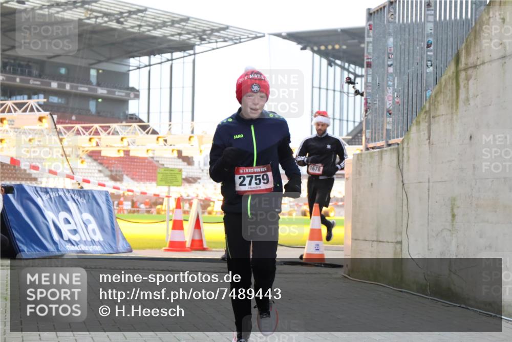 08.12.2024 - St. Pauli X-Mass-Run No. 14 H.Heesch http://msf.ph/oto/7489443 08.12.2024 10:04:03 Ziel 330, 1912, 1949, 2093, 2094, 2098, 2663, 2759, 2848, 3062, 3063, 3070, 3072, 330, 624, 1678, 2094, 2759, 2848, 2955, 3062, 3063, 3082, 3179 meine-sportfotos.de