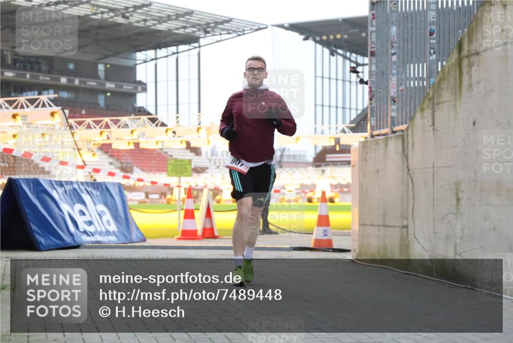 08.12.2024 - St. Pauli X-Mass-Run No. 14 H.Heesch http://msf.ph/oto/7489448 08.12.2024 09:55:30 Ziel 881, 907 meine-sportfotos.de