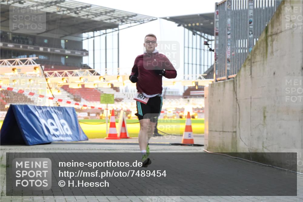 08.12.2024 - St. Pauli X-Mass-Run No. 14 H.Heesch http://msf.ph/oto/7489454 08.12.2024 09:55:30 Ziel 881, 907 meine-sportfotos.de