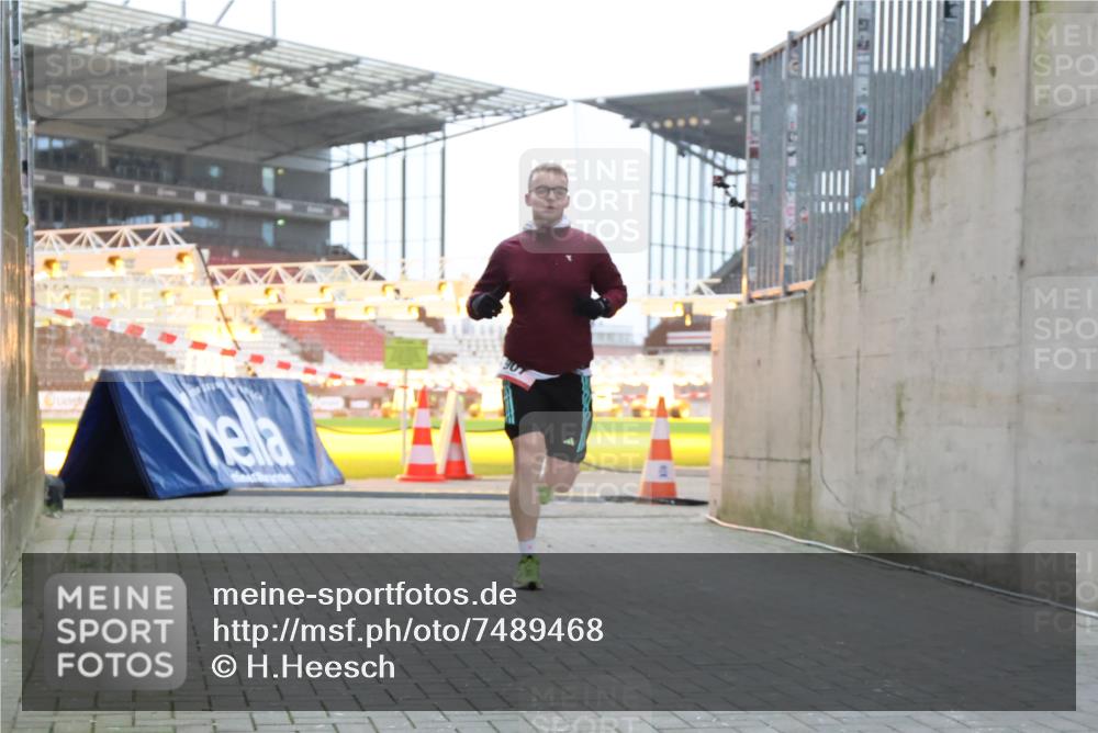 08.12.2024 - St. Pauli X-Mass-Run No. 14 H.Heesch http://msf.ph/oto/7489468 08.12.2024 09:55:30 Ziel 881, 907 meine-sportfotos.de