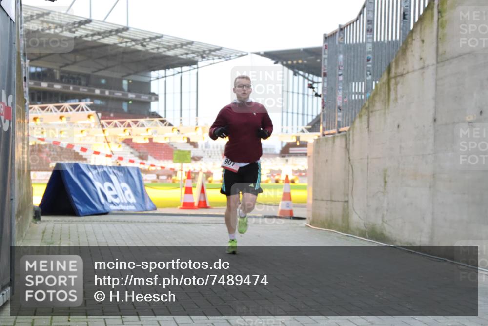 08.12.2024 - St. Pauli X-Mass-Run No. 14 H.Heesch http://msf.ph/oto/7489474 08.12.2024 09:55:30 Ziel 881, 907 meine-sportfotos.de