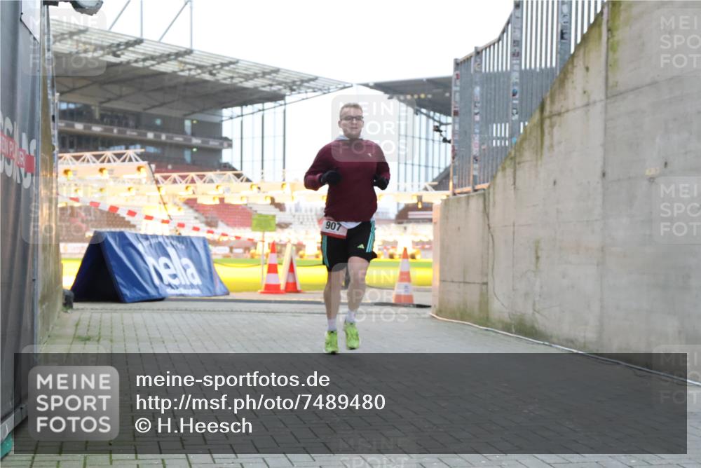 08.12.2024 - St. Pauli X-Mass-Run No. 14 H.Heesch http://msf.ph/oto/7489480 08.12.2024 09:55:30 Ziel 881, 907 meine-sportfotos.de