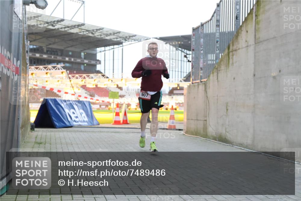 08.12.2024 - St. Pauli X-Mass-Run No. 14 H.Heesch http://msf.ph/oto/7489486 08.12.2024 09:55:30 Ziel 881, 907 meine-sportfotos.de