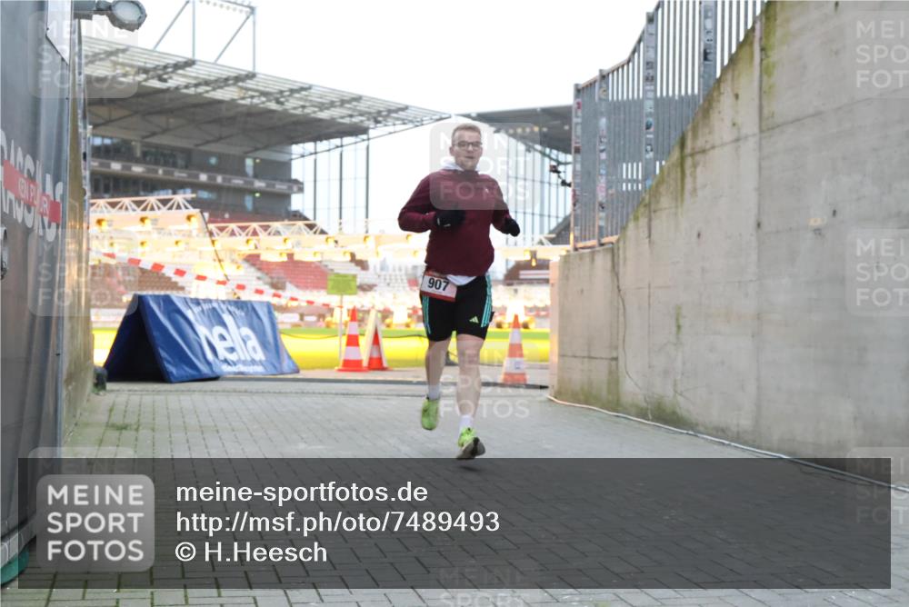 08.12.2024 - St. Pauli X-Mass-Run No. 14 H.Heesch http://msf.ph/oto/7489493 08.12.2024 09:55:30 Ziel 881, 907 meine-sportfotos.de
