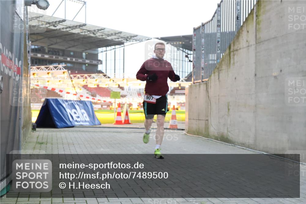 08.12.2024 - St. Pauli X-Mass-Run No. 14 H.Heesch http://msf.ph/oto/7489500 08.12.2024 09:55:30 Ziel 881, 907 meine-sportfotos.de