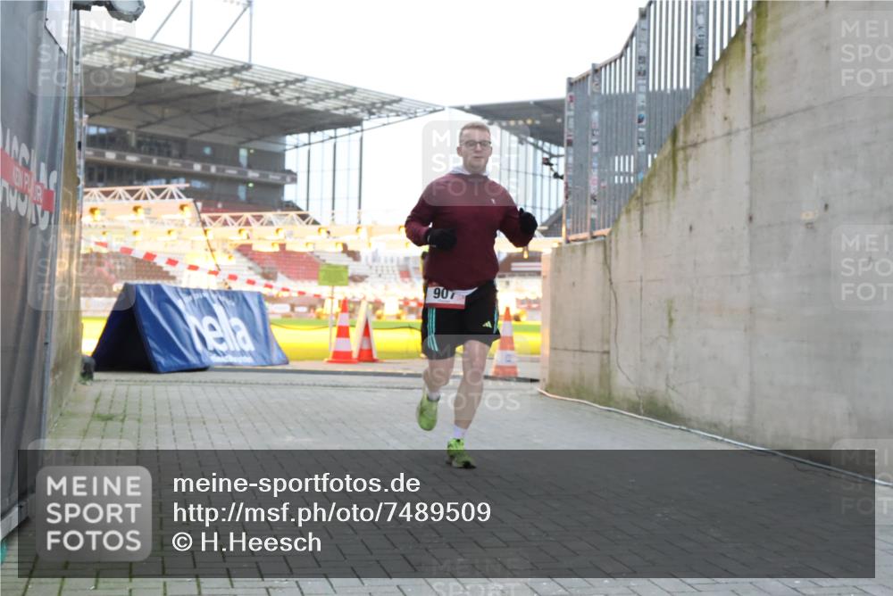 08.12.2024 - St. Pauli X-Mass-Run No. 14 H.Heesch http://msf.ph/oto/7489509 08.12.2024 09:55:30 Ziel 881, 907 meine-sportfotos.de