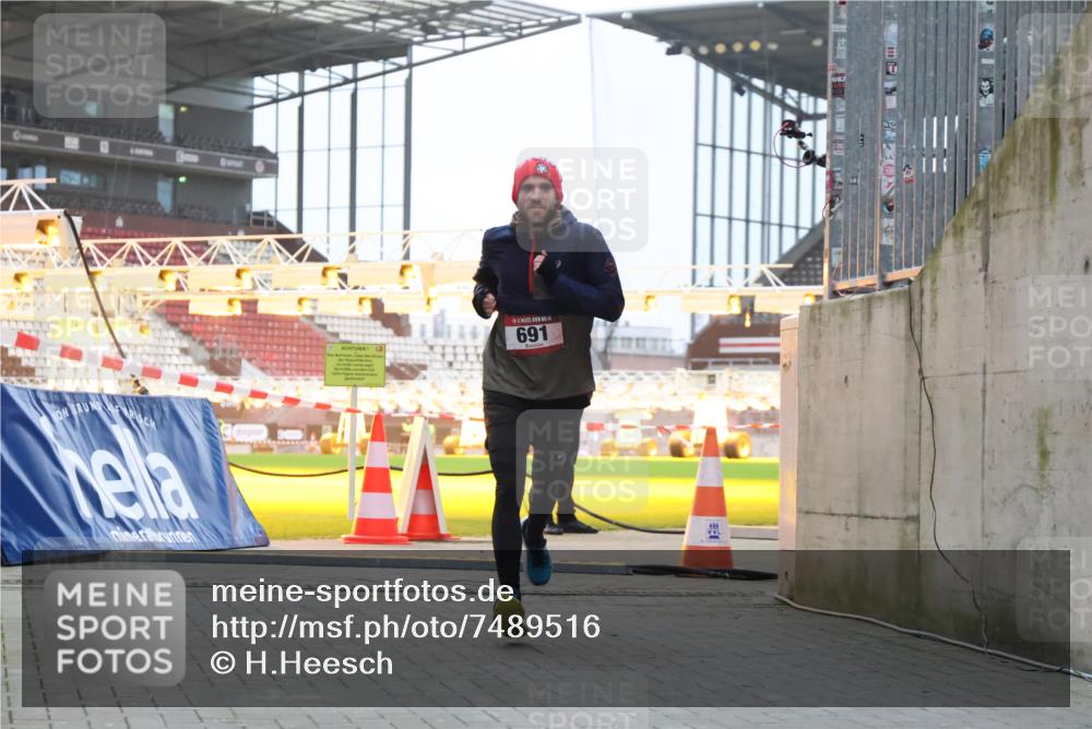08.12.2024 - St. Pauli X-Mass-Run No. 14 H.Heesch http://msf.ph/oto/7489516 08.12.2024 09:55:38 Ziel 881, 907, 691 meine-sportfotos.de