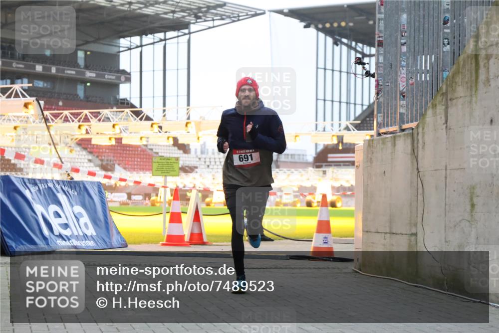 08.12.2024 - St. Pauli X-Mass-Run No. 14 H.Heesch http://msf.ph/oto/7489523 08.12.2024 09:55:38 Ziel 881, 907, 691 meine-sportfotos.de