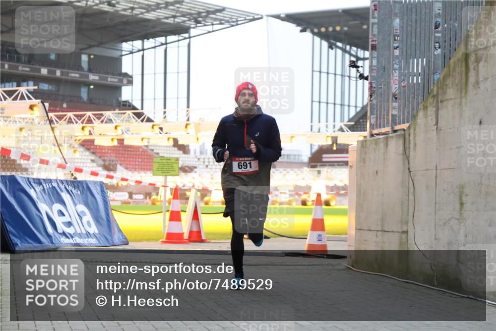 08.12.2024 - St. Pauli X-Mass-Run No. 14 H.Heesch http://msf.ph/oto/7489529 08.12.2024 09:55:38 Ziel 881, 907, 691 meine-sportfotos.de