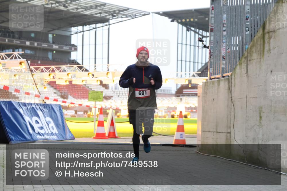 08.12.2024 - St. Pauli X-Mass-Run No. 14 H.Heesch http://msf.ph/oto/7489538 08.12.2024 09:55:38 Ziel 881, 907, 691 meine-sportfotos.de