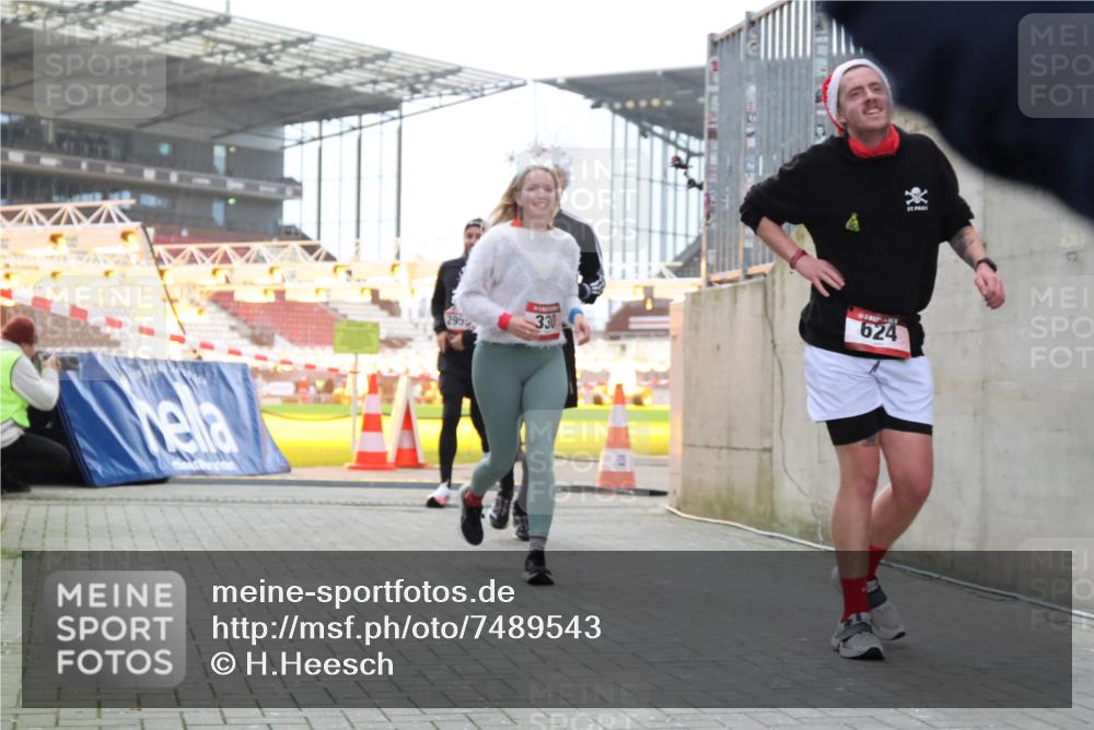 08.12.2024 - St. Pauli X-Mass-Run No. 14 H.Heesch http://msf.ph/oto/7489543 08.12.2024 10:04:05 Ziel 330, 1912, 1949, 2093, 2094, 2098, 2663, 2759, 2848, 3062, 3063, 3070, 3072, 330, 624, 1678, 2759, 2955, 3082, 3169, 3179, 3180 meine-sportfotos.de
