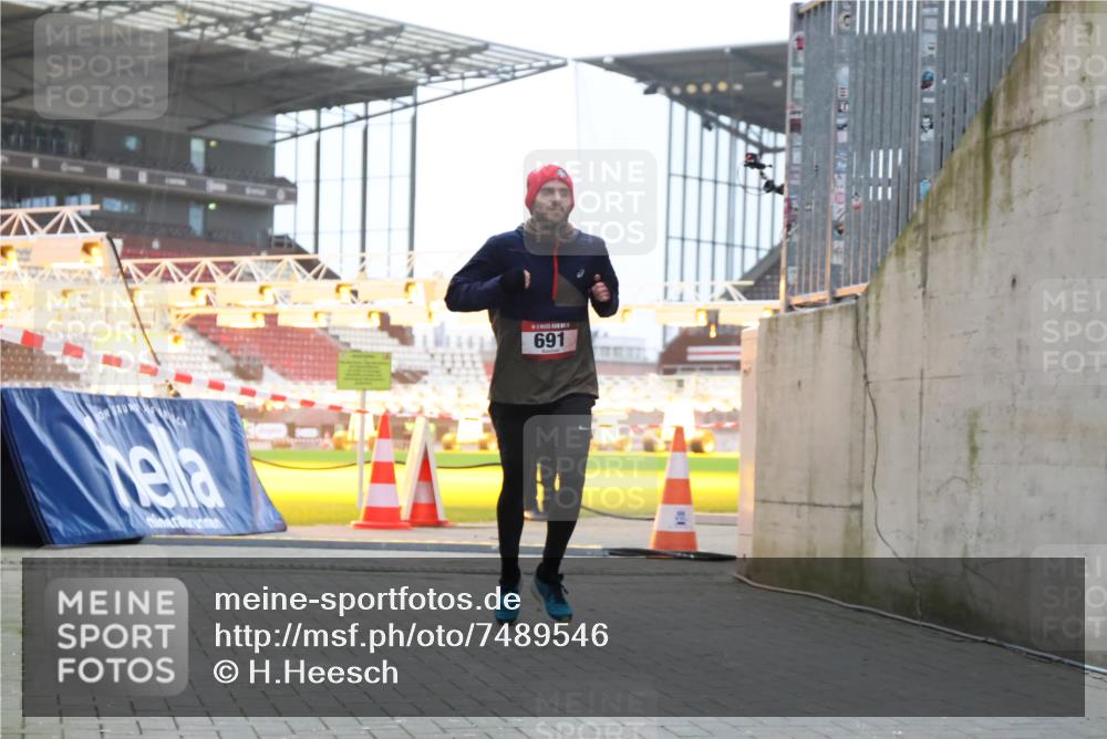 08.12.2024 - St. Pauli X-Mass-Run No. 14 H.Heesch http://msf.ph/oto/7489546 08.12.2024 09:55:38 Ziel 881, 907, 691 meine-sportfotos.de