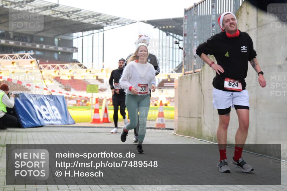 08.12.2024 - St. Pauli X-Mass-Run No. 14 H.Heesch http://msf.ph/oto/7489548 08.12.2024 10:04:05 Ziel 330, 1912, 1949, 2093, 2094, 2098, 2663, 2759, 2848, 3062, 3063, 3070, 3072, 330, 624, 1678, 2759, 2955, 3082, 3169, 3179, 3180 meine-sportfotos.de