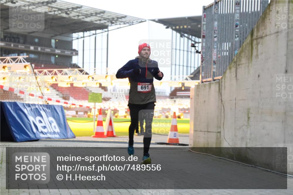 08.12.2024 - St. Pauli X-Mass-Run No. 14 H.Heesch http://msf.ph/oto/7489556 08.12.2024 09:55:38 Ziel 881, 907, 691 meine-sportfotos.de