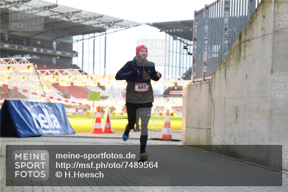 08.12.2024 - St. Pauli X-Mass-Run No. 14 H.Heesch http://msf.ph/oto/7489564 08.12.2024 09:55:38 Ziel 881, 907, 691 meine-sportfotos.de