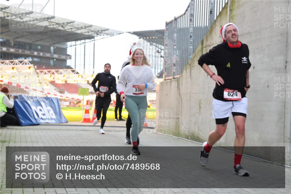 08.12.2024 - St. Pauli X-Mass-Run No. 14 H.Heesch http://msf.ph/oto/7489568 08.12.2024 10:04:05 Ziel 330, 1912, 1949, 2093, 2094, 2098, 2663, 2759, 2848, 3062, 3063, 3070, 3072, 330, 624, 1678, 2759, 2955, 3082, 3169, 3179, 3180 meine-sportfotos.de