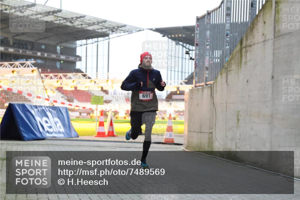 08.12.2024 - St. Pauli X-Mass-Run No. 14 H.Heesch http://msf.ph/oto/7489569 08.12.2024 09:55:39 Ziel 691, 881, 907, 691 meine-sportfotos.de
