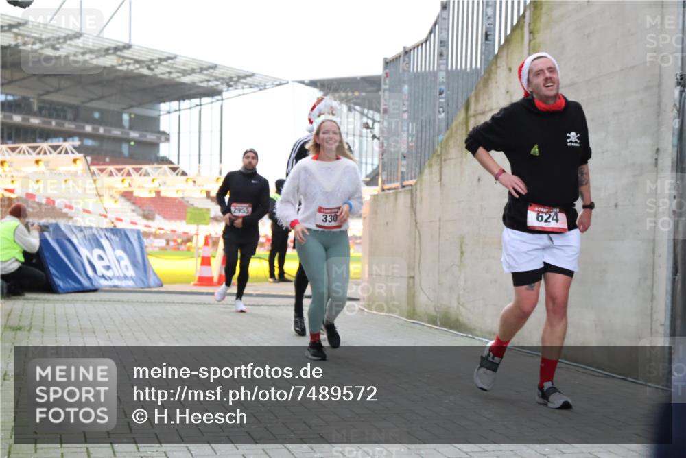 08.12.2024 - St. Pauli X-Mass-Run No. 14 H.Heesch http://msf.ph/oto/7489572 08.12.2024 10:04:05 Ziel 330, 1912, 1949, 2093, 2094, 2098, 2663, 2759, 2848, 3062, 3063, 3070, 3072, 330, 624, 1678, 2759, 2955, 3082, 3169, 3179, 3180 meine-sportfotos.de