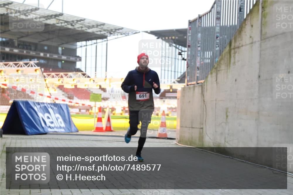08.12.2024 - St. Pauli X-Mass-Run No. 14 H.Heesch http://msf.ph/oto/7489577 08.12.2024 09:55:39 Ziel 691, 881, 907, 691 meine-sportfotos.de