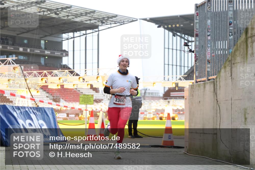 08.12.2024 - St. Pauli X-Mass-Run No. 14 H.Heesch http://msf.ph/oto/7489582 08.12.2024 09:55:46 Ziel 691, 3300 meine-sportfotos.de