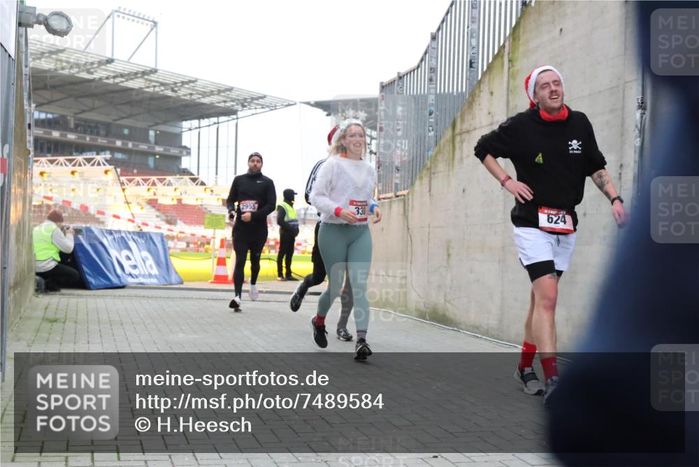 08.12.2024 - St. Pauli X-Mass-Run No. 14 H.Heesch http://msf.ph/oto/7489584 08.12.2024 10:04:05 Ziel 330, 1912, 1949, 2093, 2094, 2098, 2663, 2759, 2848, 3062, 3063, 3070, 3072, 330, 624, 1678, 2759, 2955, 3082, 3169, 3179, 3180 meine-sportfotos.de