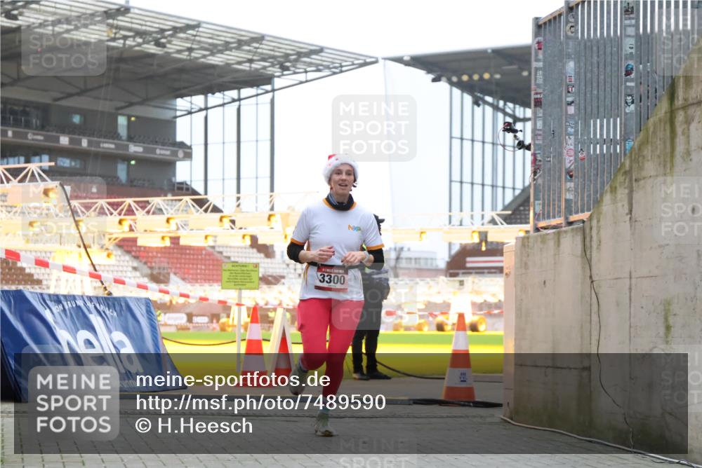 08.12.2024 - St. Pauli X-Mass-Run No. 14 H.Heesch http://msf.ph/oto/7489590 08.12.2024 09:55:46 Ziel 691, 3300 meine-sportfotos.de