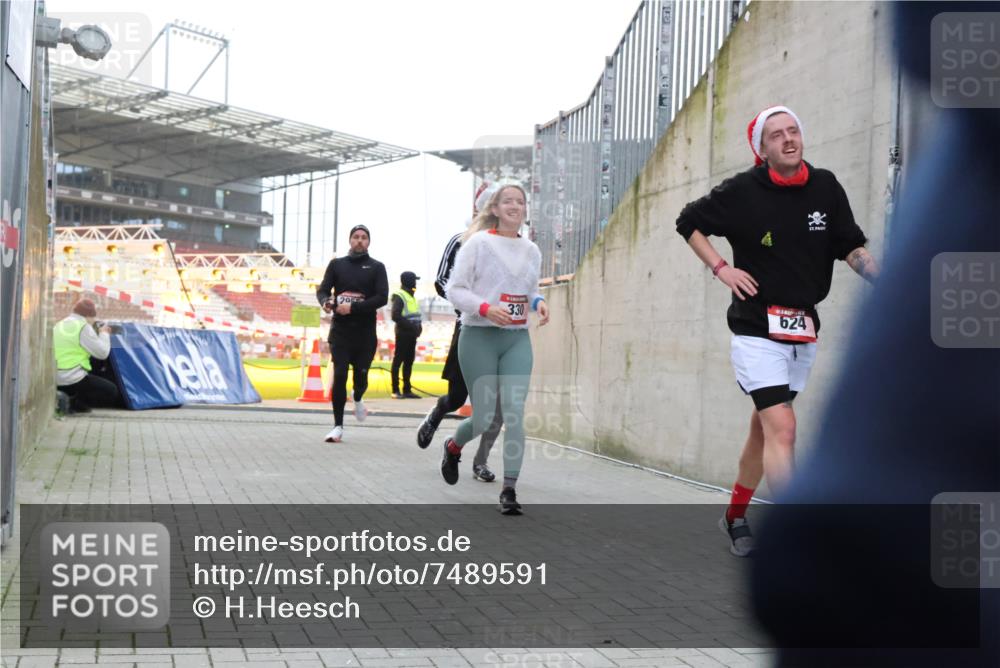 08.12.2024 - St. Pauli X-Mass-Run No. 14 H.Heesch http://msf.ph/oto/7489591 08.12.2024 10:04:05 Ziel 330, 1912, 1949, 2093, 2094, 2098, 2663, 2759, 2848, 3062, 3063, 3070, 3072, 330, 624, 1678, 2759, 2955, 3082, 3169, 3179, 3180 meine-sportfotos.de