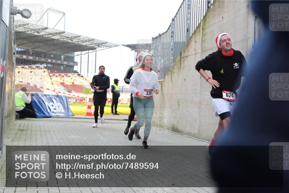 08.12.2024 - St. Pauli X-Mass-Run No. 14 H.Heesch http://msf.ph/oto/7489594 08.12.2024 10:04:05 Ziel 330, 1912, 1949, 2093, 2094, 2098, 2663, 2759, 2848, 3062, 3063, 3070, 3072, 330, 624, 1678, 2759, 2955, 3082, 3169, 3179, 3180 meine-sportfotos.de