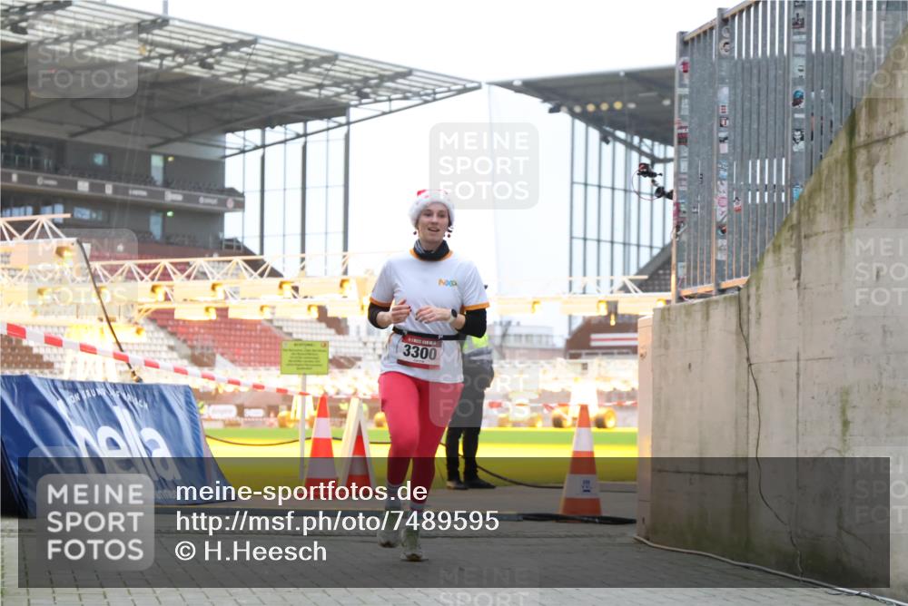 08.12.2024 - St. Pauli X-Mass-Run No. 14 H.Heesch http://msf.ph/oto/7489595 08.12.2024 09:55:47 Ziel 691, 3300 meine-sportfotos.de