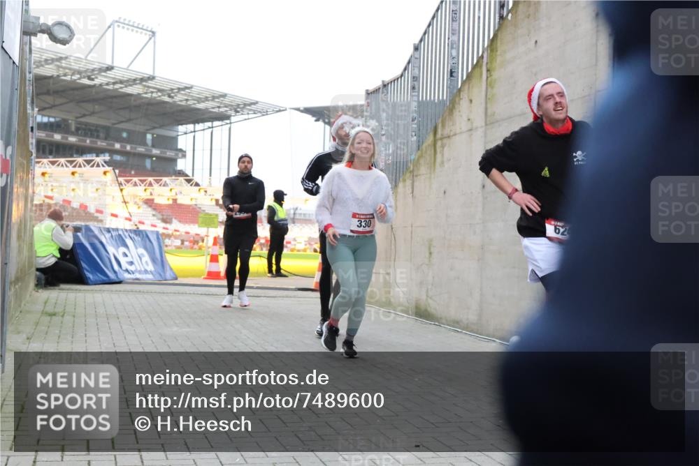 08.12.2024 - St. Pauli X-Mass-Run No. 14 H.Heesch http://msf.ph/oto/7489600 08.12.2024 10:04:05 Ziel 330, 1912, 1949, 2093, 2094, 2098, 2663, 2759, 2848, 3062, 3063, 3070, 3072, 330, 624, 1678, 2759, 2955, 3082, 3169, 3179, 3180 meine-sportfotos.de