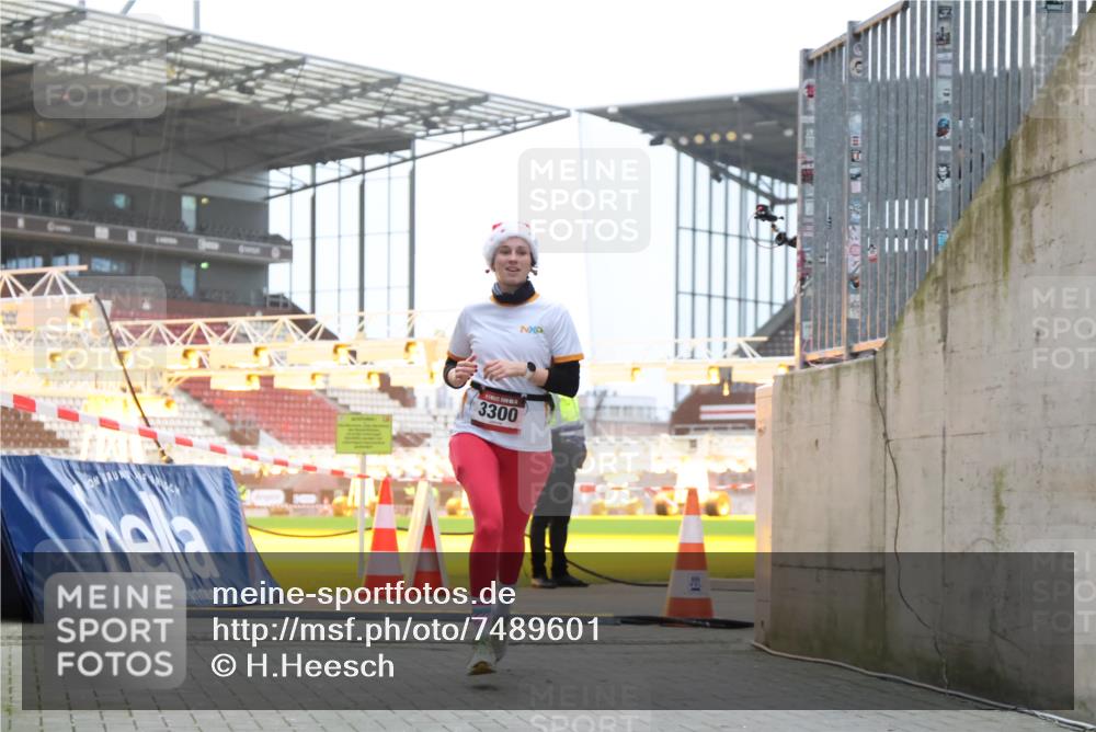 08.12.2024 - St. Pauli X-Mass-Run No. 14 H.Heesch http://msf.ph/oto/7489601 08.12.2024 09:55:47 Ziel 691, 3300 meine-sportfotos.de