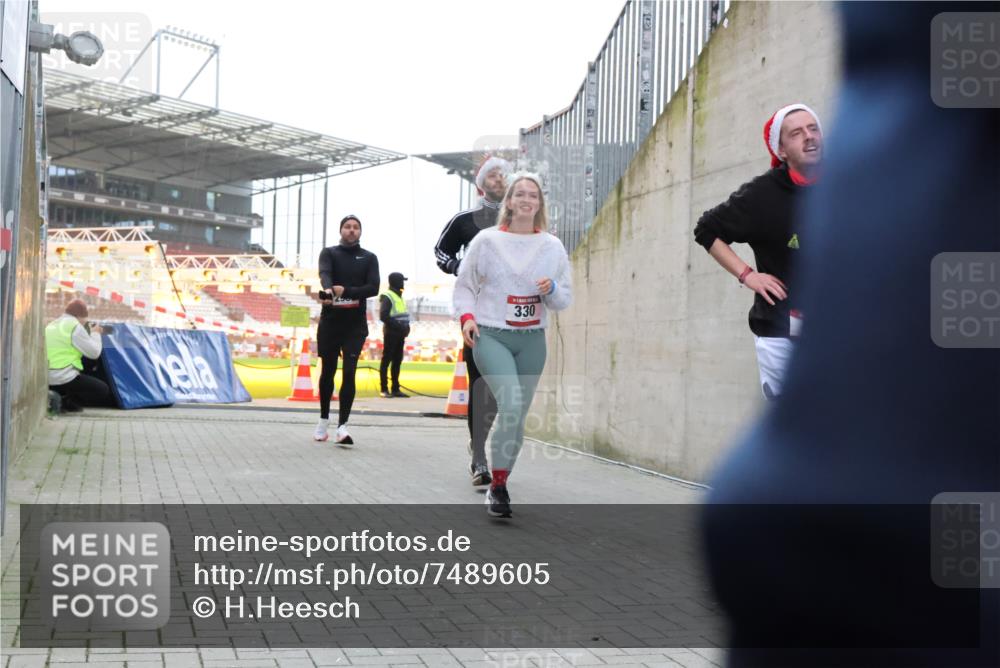 08.12.2024 - St. Pauli X-Mass-Run No. 14 H.Heesch http://msf.ph/oto/7489605 08.12.2024 10:04:06 Ziel 330, 624, 1912, 1949, 2093, 2094, 2098, 2663, 2759, 2848, 3062, 3063, 3070, 3072, 624, 1678, 2955, 3082, 3169, 3179, 3180 meine-sportfotos.de