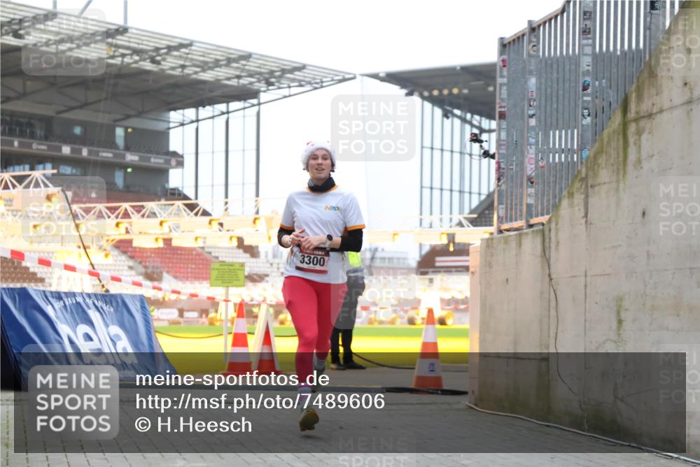 08.12.2024 - St. Pauli X-Mass-Run No. 14 H.Heesch http://msf.ph/oto/7489606 08.12.2024 09:55:47 Ziel 691, 3300 meine-sportfotos.de