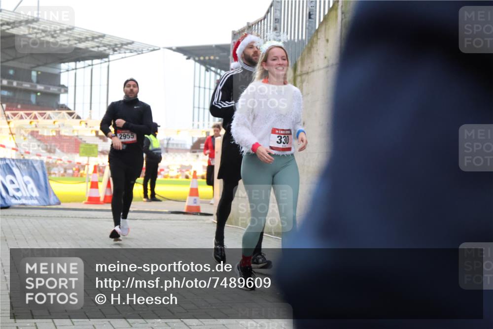 08.12.2024 - St. Pauli X-Mass-Run No. 14 H.Heesch http://msf.ph/oto/7489609 08.12.2024 10:04:06 Ziel 330, 624, 1912, 1949, 2093, 2094, 2098, 2663, 2759, 2848, 3062, 3063, 3070, 3072, 624, 1678, 2955, 3082, 3169, 3179, 3180 meine-sportfotos.de