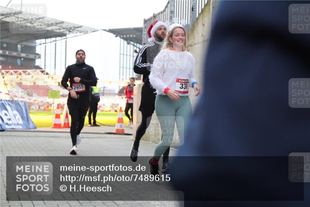 08.12.2024 - St. Pauli X-Mass-Run No. 14 H.Heesch http://msf.ph/oto/7489615 08.12.2024 10:04:06 Ziel 330, 624, 1912, 1949, 2093, 2094, 2098, 2663, 2759, 2848, 3062, 3063, 3070, 3072, 624, 1678, 2955, 3082, 3169, 3179, 3180 meine-sportfotos.de