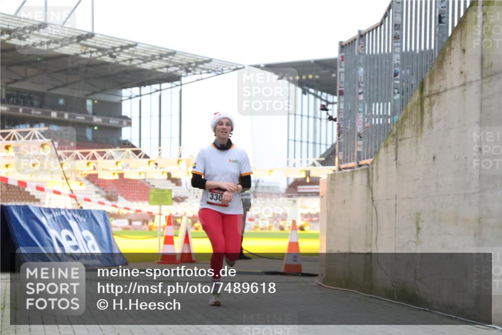 08.12.2024 - St. Pauli X-Mass-Run No. 14 H.Heesch http://msf.ph/oto/7489618 08.12.2024 09:55:47 Ziel 691, 3300 meine-sportfotos.de