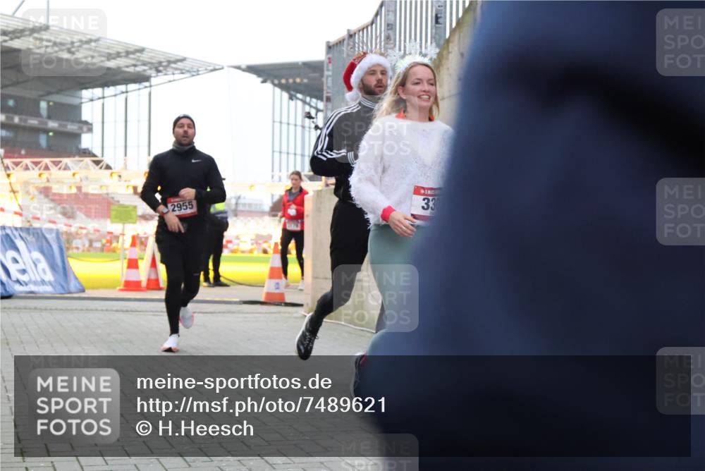 08.12.2024 - St. Pauli X-Mass-Run No. 14 H.Heesch http://msf.ph/oto/7489621 08.12.2024 10:04:06 Ziel 330, 624, 1912, 1949, 2093, 2094, 2098, 2663, 2759, 2848, 3062, 3063, 3070, 3072, 624, 1678, 2955, 3082, 3169, 3179, 3180 meine-sportfotos.de