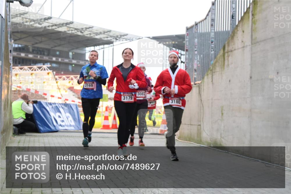 08.12.2024 - St. Pauli X-Mass-Run No. 14 H.Heesch http://msf.ph/oto/7489627 08.12.2024 10:04:10 Ziel 330, 624, 1678, 1912, 2093, 2094, 2098, 2663, 2759, 2848, 2955, 3062, 3063, 3070, 3072, 2219, 2948, 2955, 3071, 3082, 3169, 3179, 3180 meine-sportfotos.de