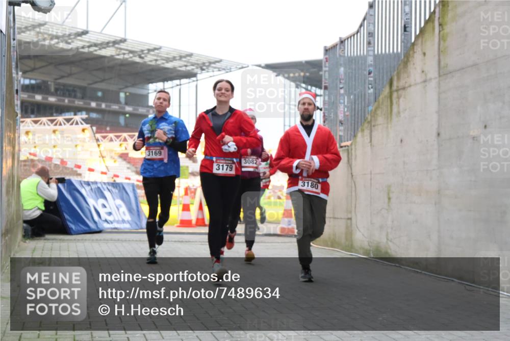 08.12.2024 - St. Pauli X-Mass-Run No. 14 H.Heesch http://msf.ph/oto/7489634 08.12.2024 10:04:10 Ziel 330, 624, 1678, 1912, 2093, 2094, 2098, 2663, 2759, 2848, 2955, 3062, 3063, 3070, 3072, 2219, 2948, 2955, 3071, 3082, 3169, 3179, 3180 meine-sportfotos.de