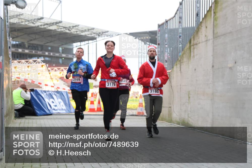 08.12.2024 - St. Pauli X-Mass-Run No. 14 H.Heesch http://msf.ph/oto/7489639 08.12.2024 10:04:10 Ziel 330, 624, 1678, 1912, 2093, 2094, 2098, 2663, 2759, 2848, 2955, 3062, 3063, 3070, 3072, 2219, 2948, 2955, 3071, 3082, 3169, 3179, 3180 meine-sportfotos.de