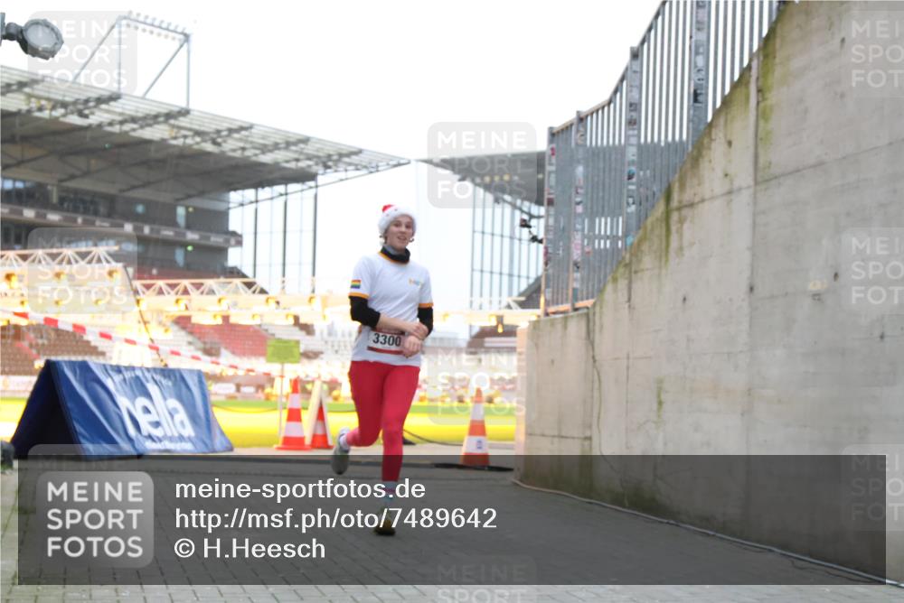 08.12.2024 - St. Pauli X-Mass-Run No. 14 H.Heesch http://msf.ph/oto/7489642 08.12.2024 09:55:47 Ziel 691, 3300 meine-sportfotos.de